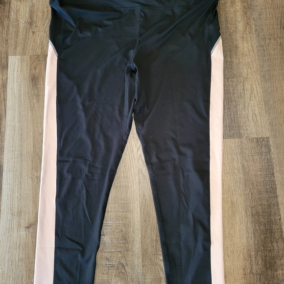 Black Leggings with Curved Design Moisture-Wicking Fabric - Picture 2 of 8